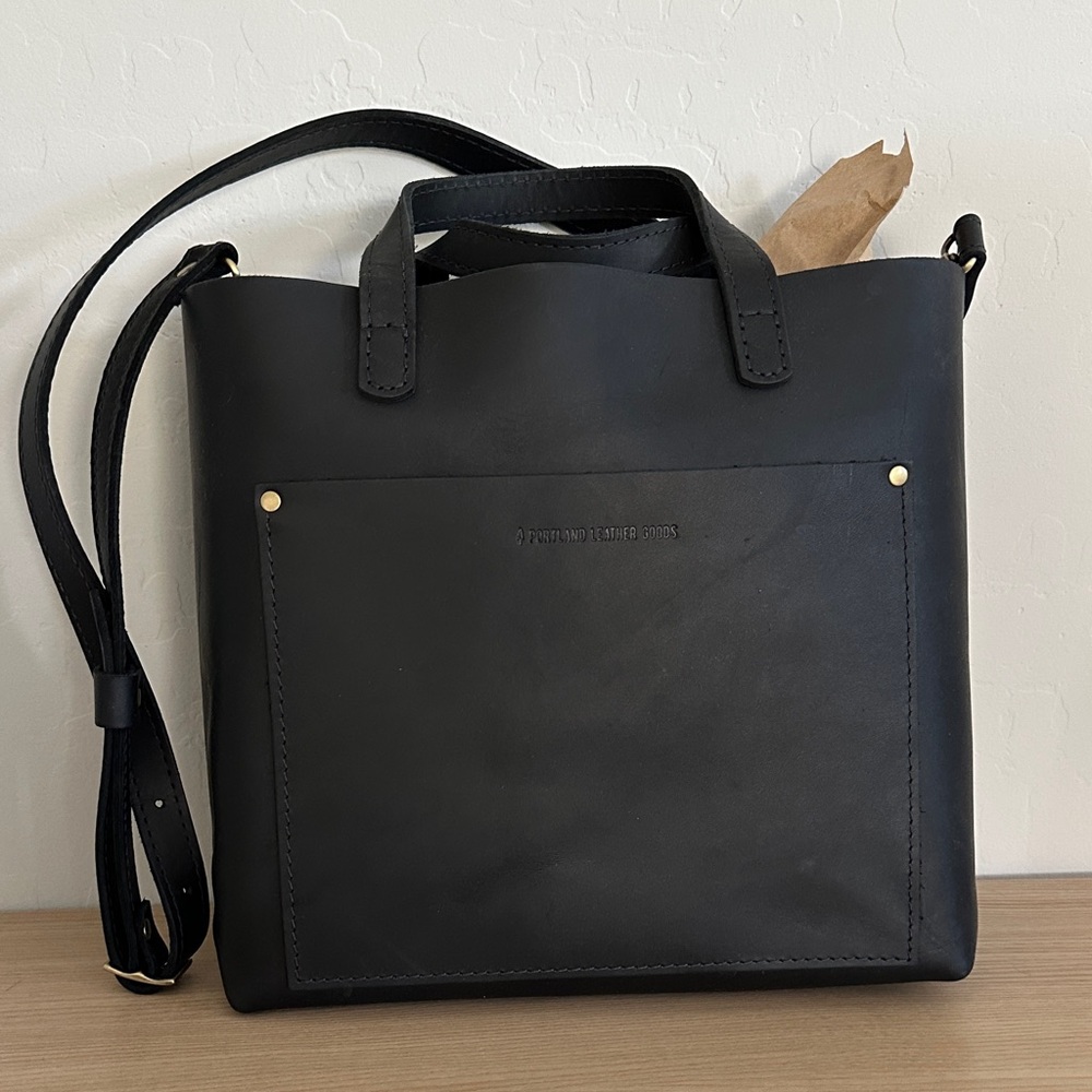 Portland Leather Medium crossbody Black